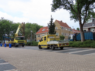 850304 Afbeelding van het afzagen van een iep op het terrein van Het Utrechts Archief (HUA, Alexander Numankade ...